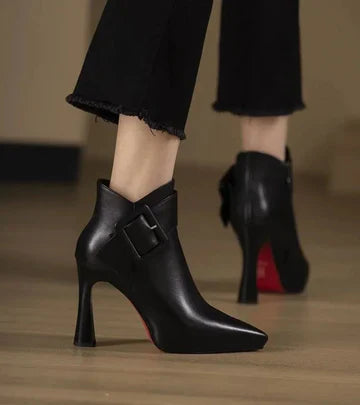 ALBA | Botas de firma con tacón extragrande y hebilla