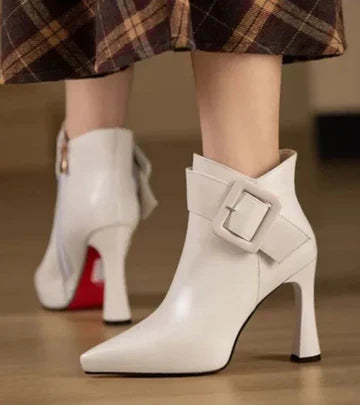 ALBA | Botas de firma con tacón extragrande y hebilla