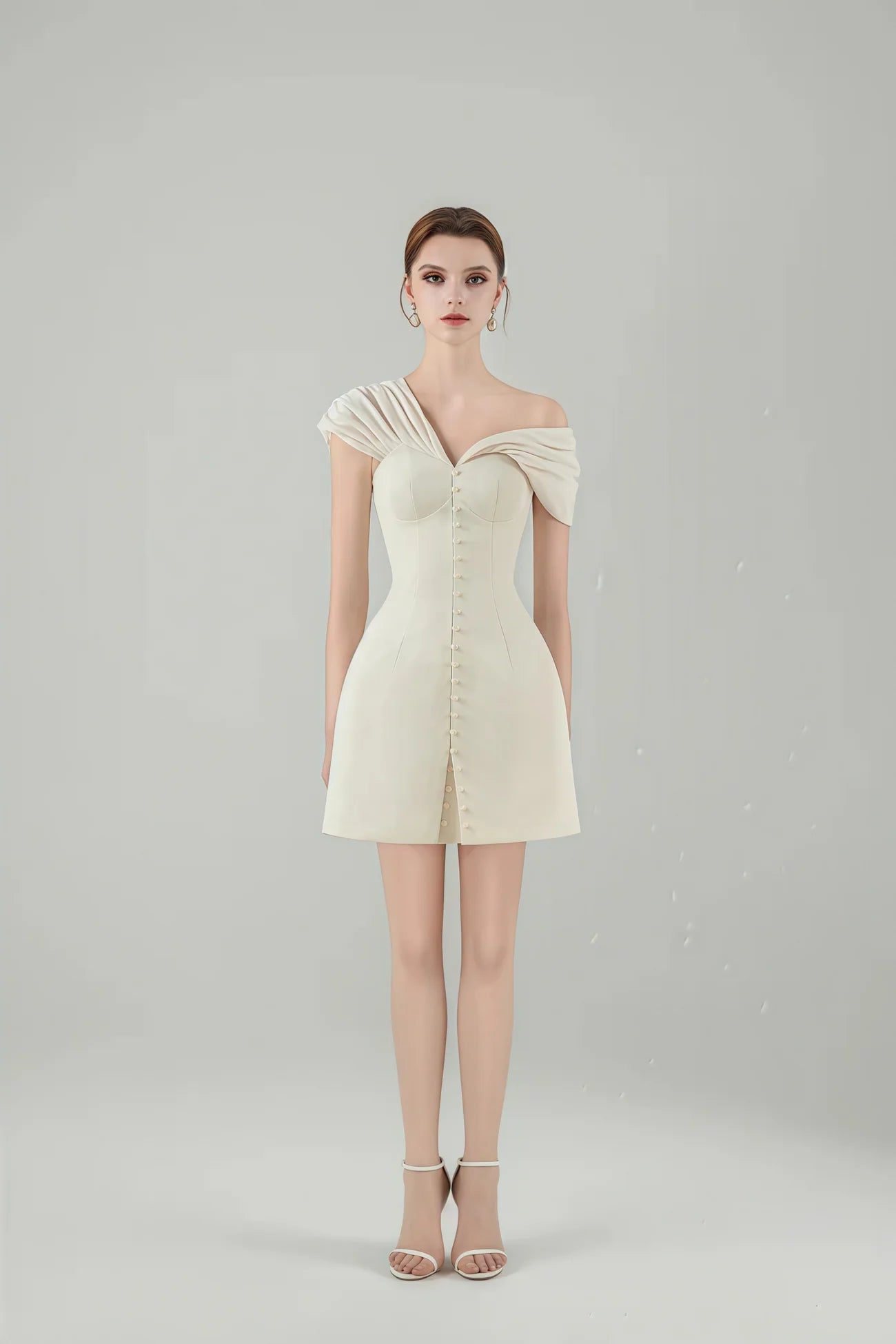 Minivestido Alistair en color blanco crema con escote pronunciado y fruncidos