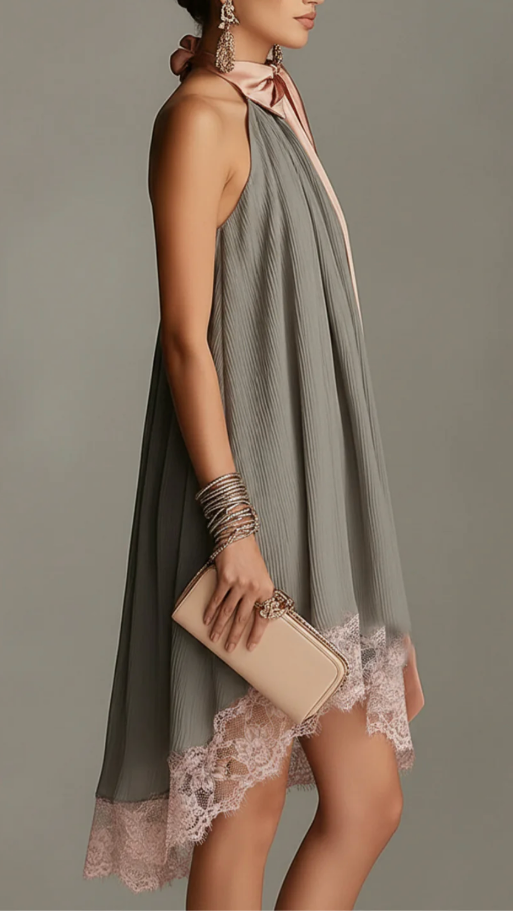 BEATRICE | MINIVESTIDO GRIS DE SATÉN CON LAZO ROSA Y ENCAJE