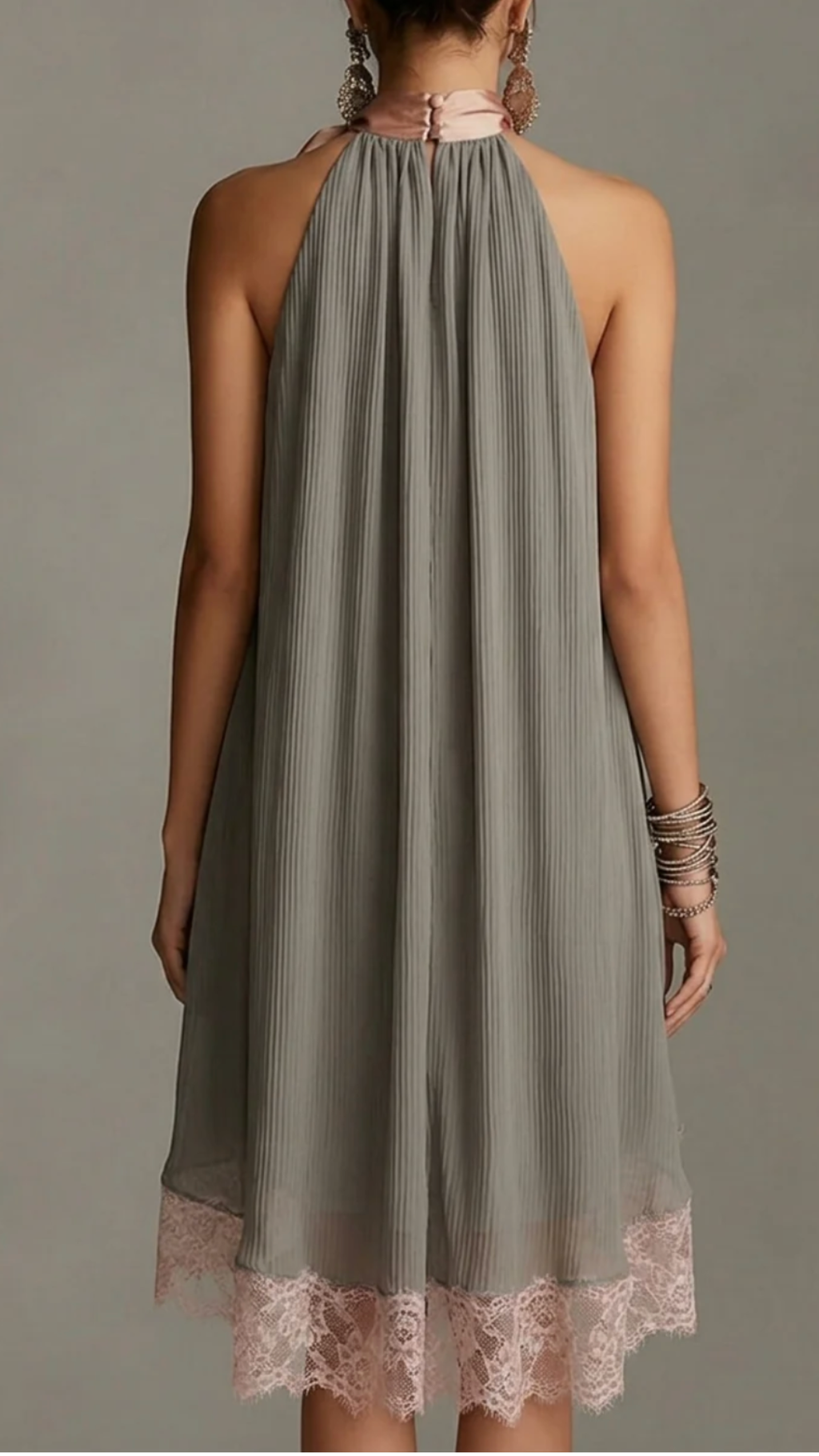 BEATRICE | MINIVESTIDO GRIS DE SATÉN CON LAZO ROSA Y ENCAJE