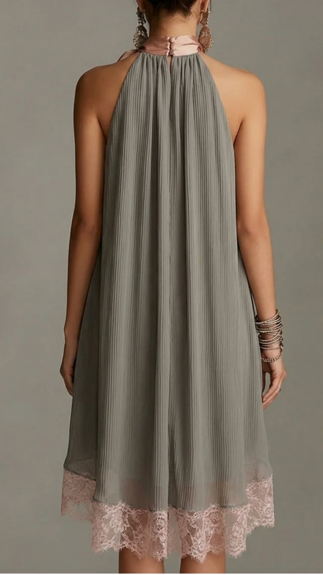 BEATRICE | MINIVESTIDO GRIS DE SATÉN CON LAZO ROSA Y ENCAJE