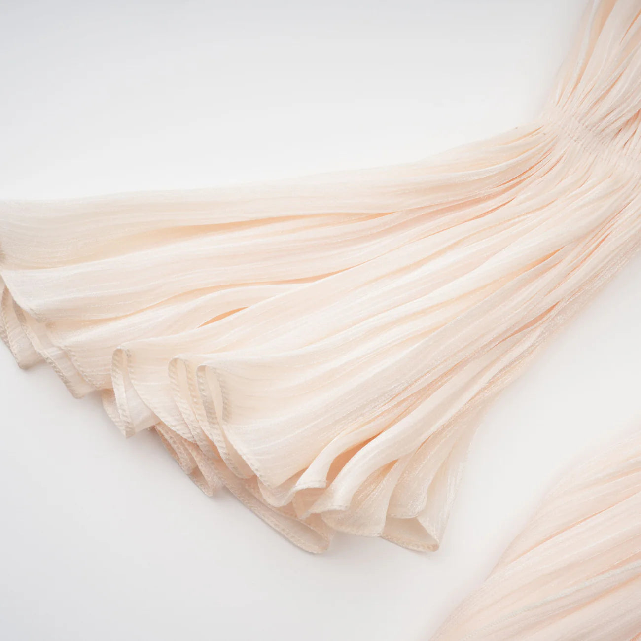 Minivestido plisado con volantes en tonos neutros de Halvard