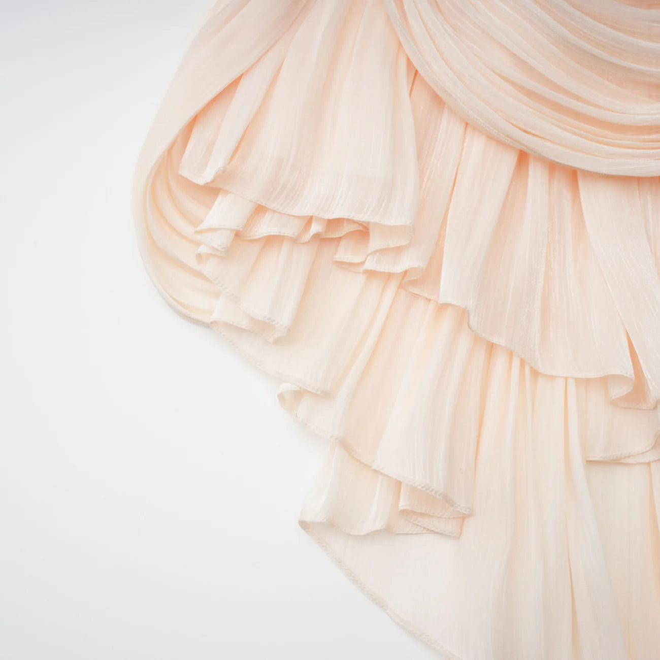 Minivestido plisado con volantes en tonos neutros de Halvard