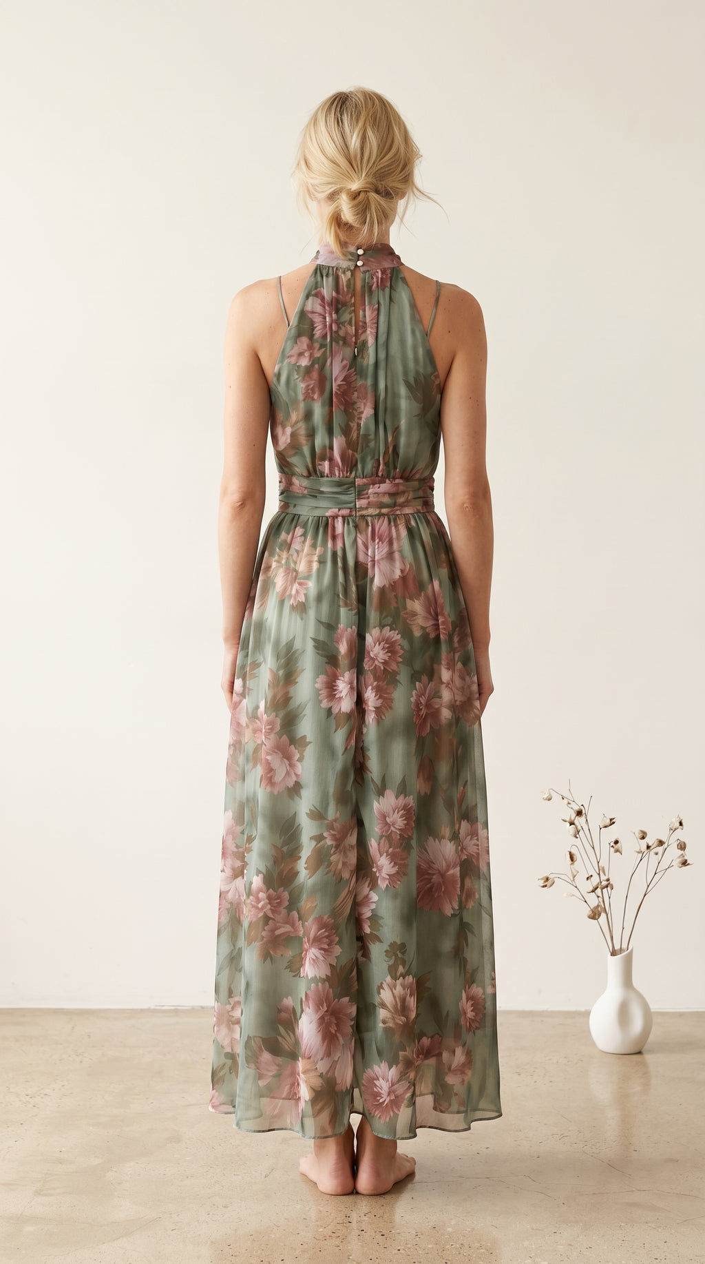 Vestido largo de gasa verde con estampado floral y escote halter