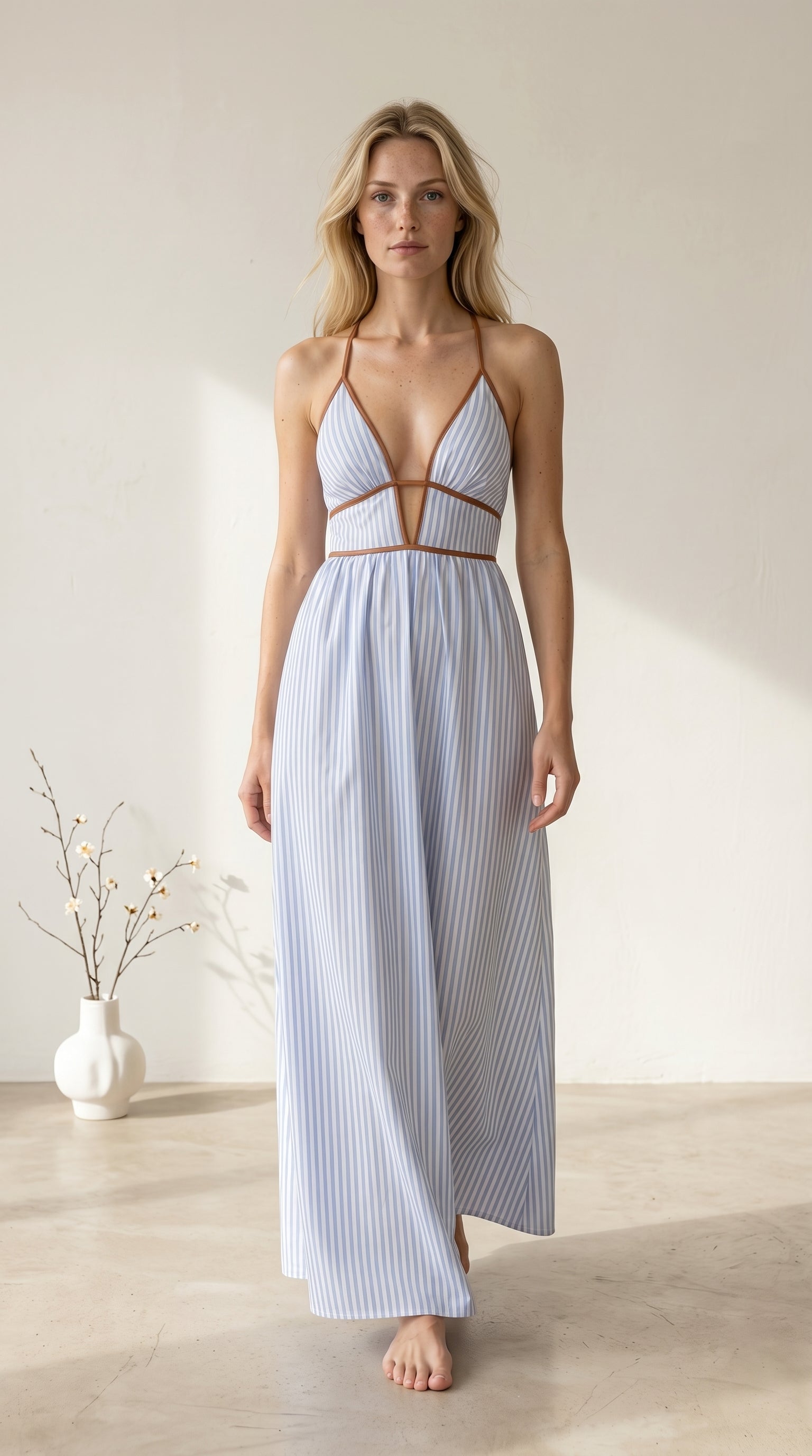 Laurina | Vestido largo a rayas con escote recortado