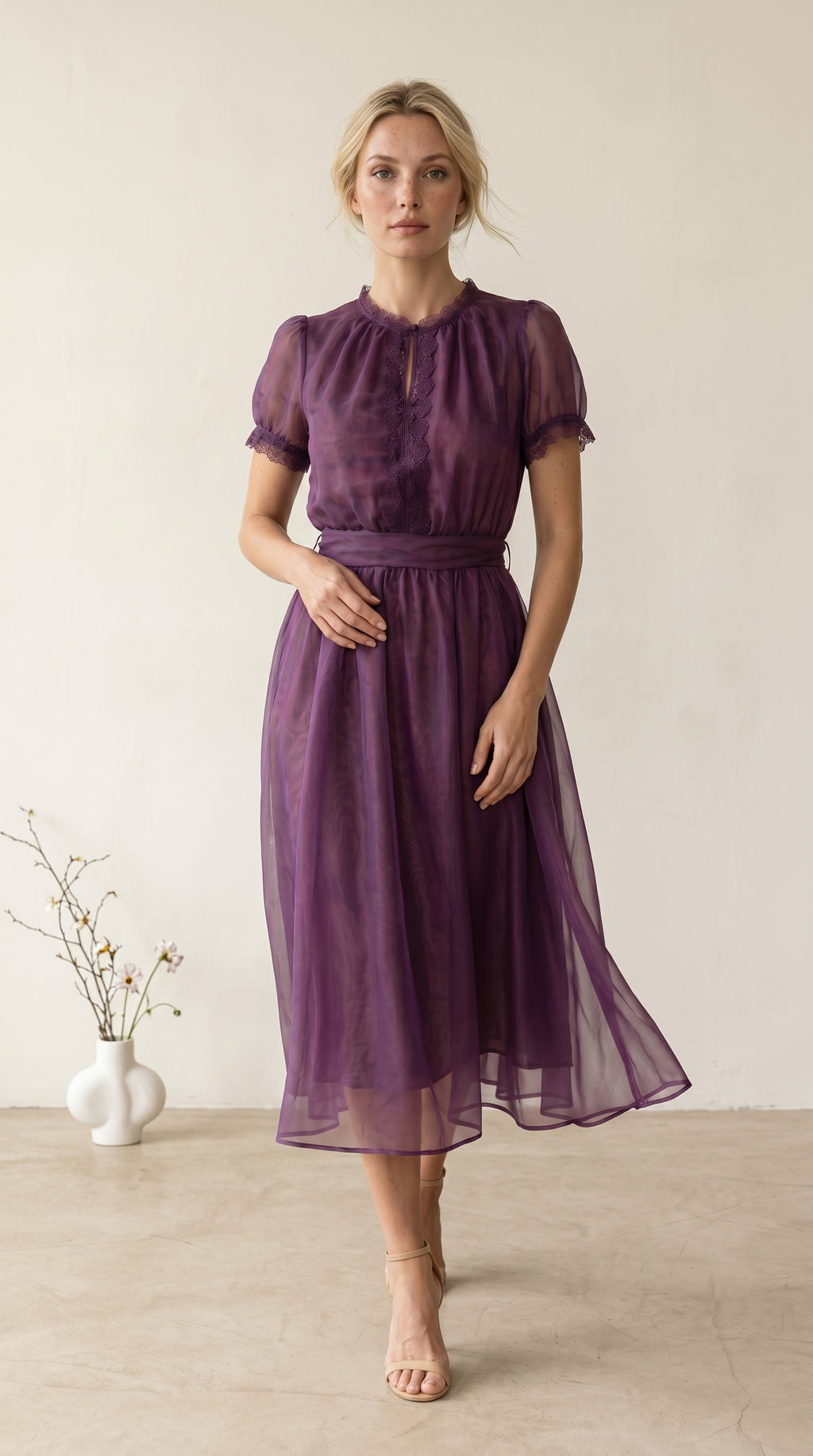 Flavia | Vestido largo con escote pronunciado y ribete de encaje de gasa
